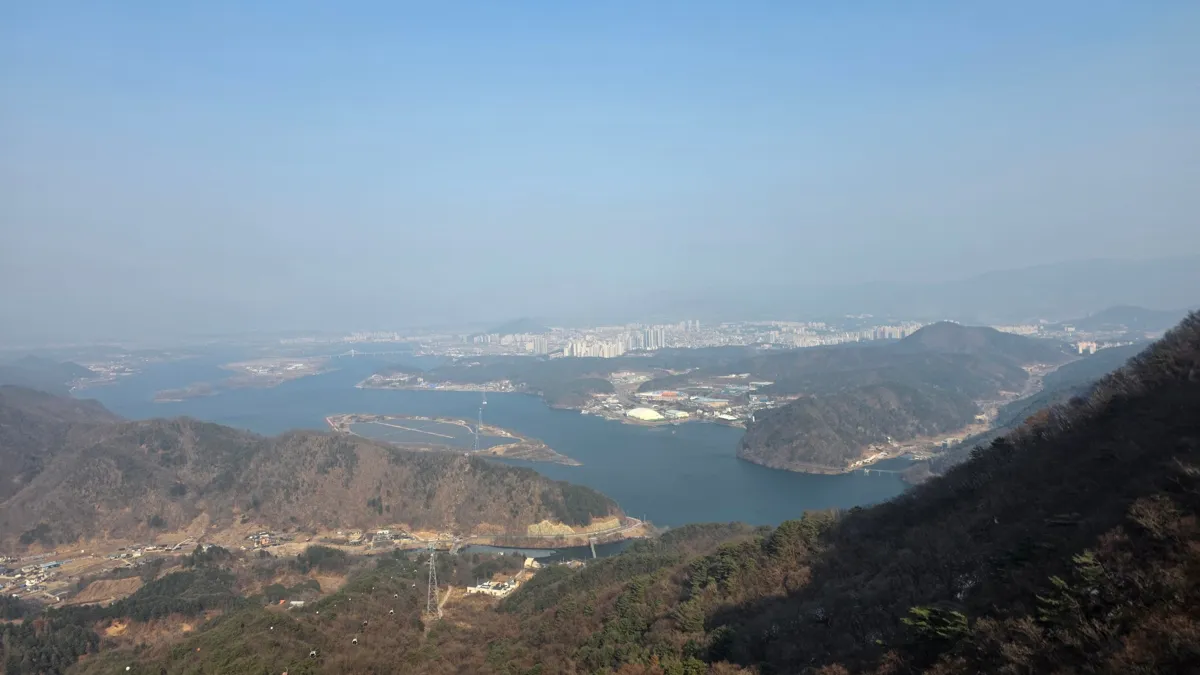 삼악산 위에서 내려다본 의암호와 호수 위 섬들, 멀리 보이는 춘천 시내
